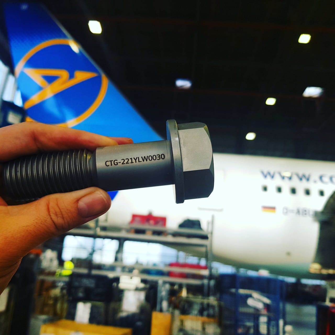 Mobile Lasergravur Flugzeug Bauteile Rückverfolgbarkeit Industrie Kennzeichnung vor Ort