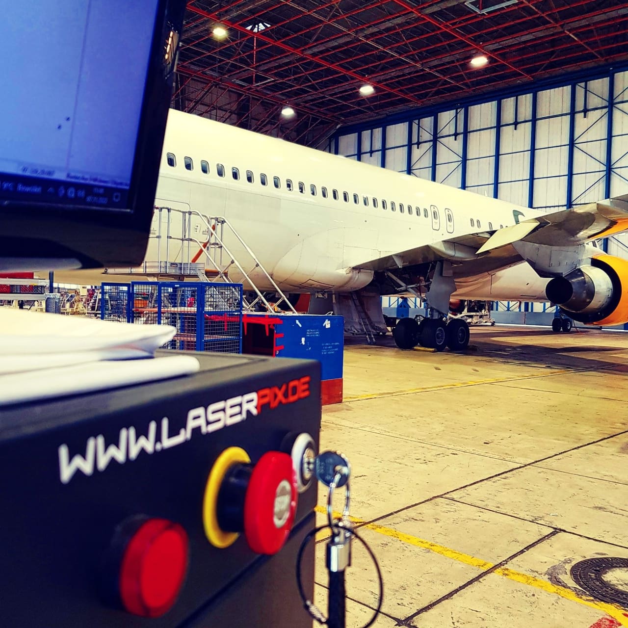 Mobiler Lasergravur Einsatz in Flugzeug-Hangar für Luftfahrtindustrie