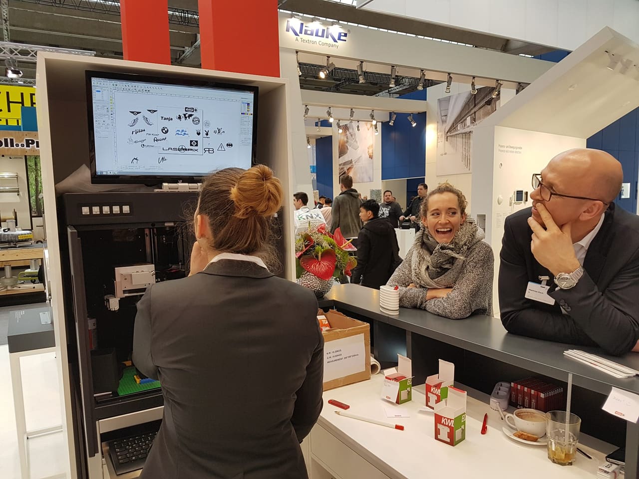 Messe-Live-Personalisierung mit LASERPIX – Zuschauer am Stand