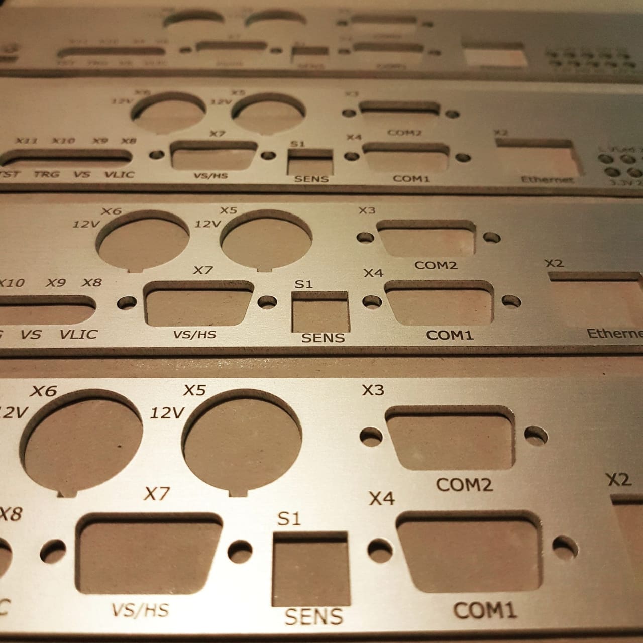 Frontplatten-Gravur für Elektroindustrie – LASERPIX Seriengravur
